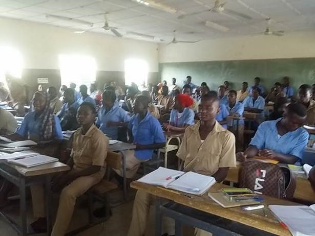 Elèves dans une salle de classe au lycée municipal de Gaoua