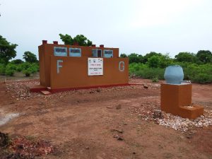 Bloc de latrines à 4 postes construit au CEG de Oualgo (Baskouré) avec réservoir de lavage des mains.