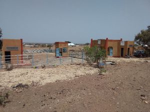 Entrée du marché à bétail de Zoaga avec bâtiments administratifs construits dans le cadre du projet FDCI.