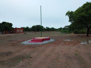 Mât de drapeau installé au CEG de Oualgo, dans la commune de Baskouré, dans le cadre du projet FDCIII.