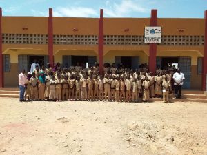 Photo de groupe d’élèves et enseignants devant un bâtiment du CEG Bougretenga, commune de Kando, dans le cadre du projet FDCIII.