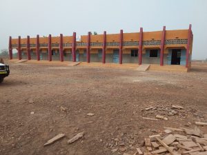 Vue frontale d’un bâtiment de salles de classe au CEG de Kobré, commune de Dourtenga, construit avec l’appui du projet FDCII.