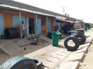 Vue de boutiques alignées le long d’une rue à Koupéla, réalisées dans le cadre du projet FDCI III.