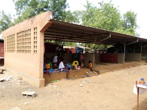 Femmes commerçantes assises dans le hall du marché de Lalgaye construit grâce au FDCI.