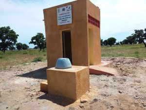Latrines à deux postes pour les élèves du CEG de Diara dans la commune de Zonsé, réalisées avec l’appui du FDCI III.